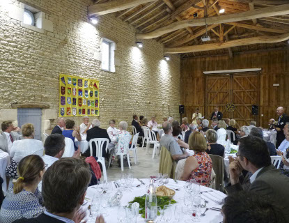 Repas d'entreprise dans la grange du domaine à Niort