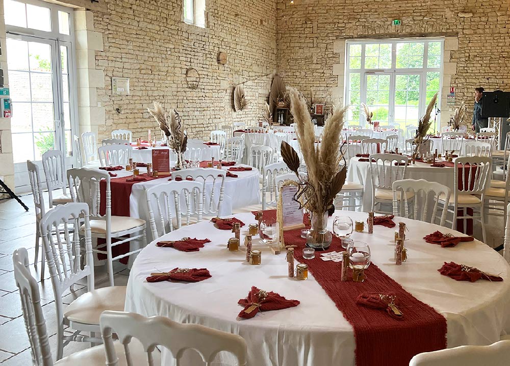 Louer une salle de réception près de Niort - Grange restaure a louer pour des evenements professionnels et prives